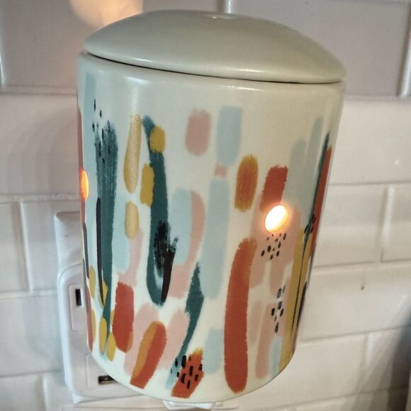 Abstract Patterned Ceramic Wall Plug-In Warmer - Picture 1 of 4